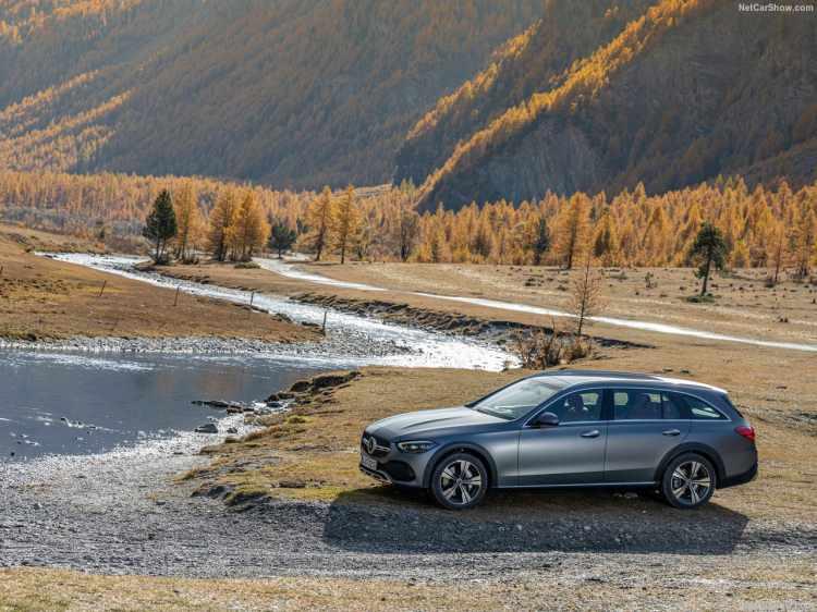 <p>Otomotiv pazarındaki payını sürekli artıran SUV’ler kadar yüksek olmayan ancak hafif arazi koşullarında da konforlu yolculuk yapmak isteyen müşterilerimizin beklentilerini rahatlıkla karşılayacak C-Serisi All-Terrain ile çok yönlü model seçeneklerimizden bir yenisini daha ülkemiz pazarına dahil ediyoruz.</p>
