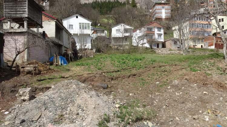 <p>Dolayısıyla kaymanın etkisiyle buradaki binalar tehdit altında olduğundan insanlar can korkusu yaşıyor. Buraya acilen müdahale edilerek sondajları yapılarak suyu alttan alınıp heyelanı durdurmaları gerekir. </p>
