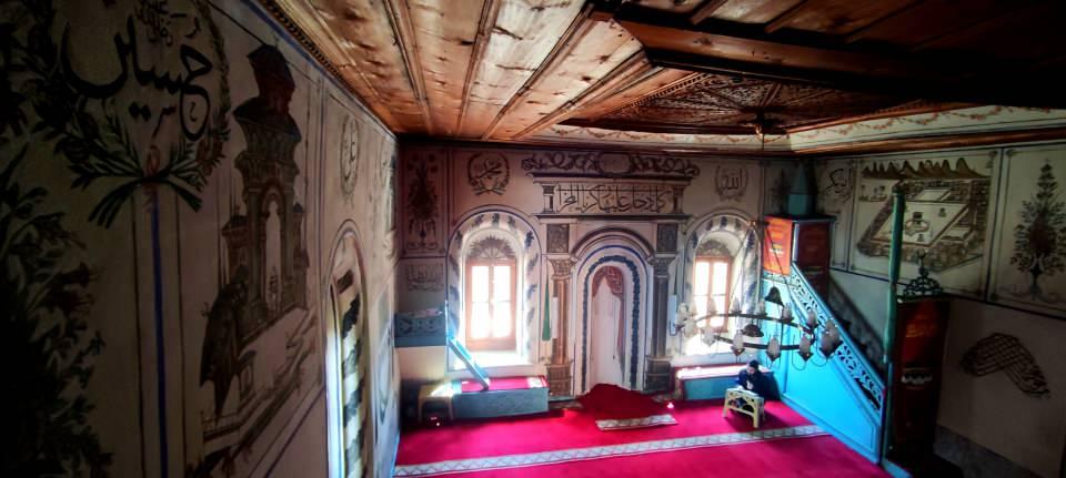<p>Bursa'nın dağ köyünde bulunan tarihi cami; süslemeleriyle çok sayıda ziyaretçiyi köye çekiyor.</p>