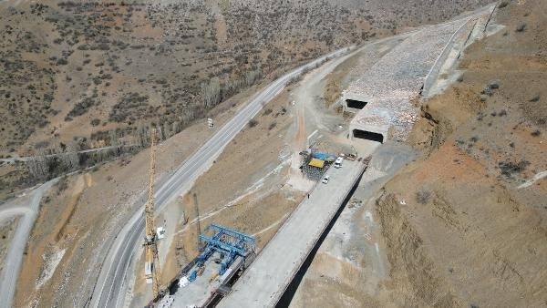 <p><strong>SEYAHAT SÜRESİ 20 DAKİKA KISALACAK</strong></p>
<p>Bakan Karaismailoğlu, seyahat süresinin 20 dakika kısalacağını belirterek, 'Eğiste Hadimi Viyadüğü'nün tamamlanmasıyla birlikte seyahat süresi 20 dakika kısalacak. Bunun yanı sıra Türkiye'nin kuzey ve güney aksının en önemli arterlerinden biri olan Konya-Hadim-Taşkent-Alanya güzergahında zaman ve seyahat konforu en üst seviyeye çıkacaktır.</p>