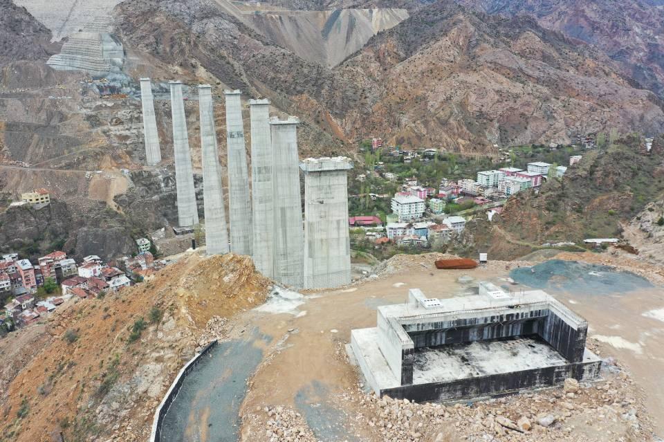 <p><strong>DİĞER VİYADÜKLERİN DURUMU</strong></p>
<p>12 Ekim 2021'de ulaşıma açılan 345 metre uzunluğundaki Yusufeli Baraj Viyadüğü’nün 3 açıklığa sahip en yüksek ayağı 72 metreye ulaştı. 4 Eylül 2021'de hizmete giren 530 metre uzunluğundaki Şilenkar Viyadüğü’nde ise orta ayakların yükseklikleri 97 metre, 135 metre ve 84 metre olarak gerçekleşti. 9 açıklığa sahip ve en yüksek ayağı 147 metreye ulaşan 685 metre uzunluğundaki Yusufeli Merkez Viyadüğü’nün köprü üst yapı genişliği 16,5 metre. </p>