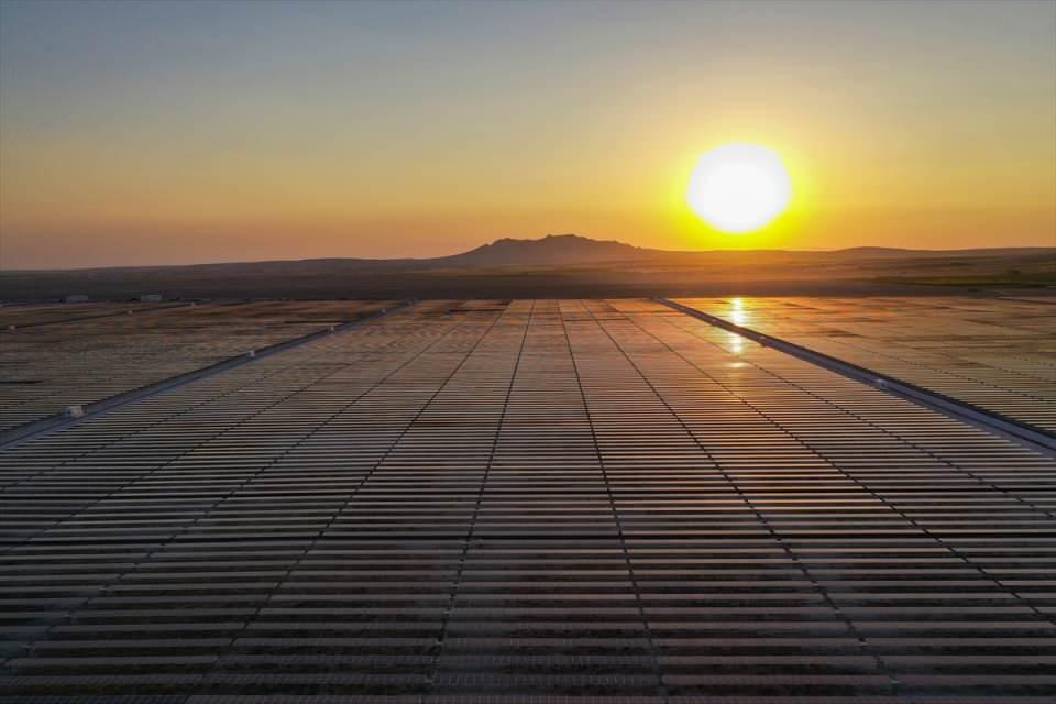 <p>Altunyaldız, Karapınar GES'in tamamlandığında 2,5 milyon kişinin elektrik ihtiyacını karşılayacağını belirterek, "Türkiye'nin ve Avrupa'nın en büyüğü, dünyanın ise 5'inci büyük güneş enerjisi santrali olacak Karapınar GES tamamlandığında ülkemizin yenilenebilir enerji potansiyelinde önemli bir eşik atlamamıza katkı sağlayacak. 2 bin 600 futbol sahası büyüklüğünde bir alan üzerine kurulu Karapınar GES, tamamlandığında ülkemizin elektrik üretiminde güneş enerjisinin payını yüzde 20'ye çıkaracak." diye konuştu.</p>
<p> </p>
