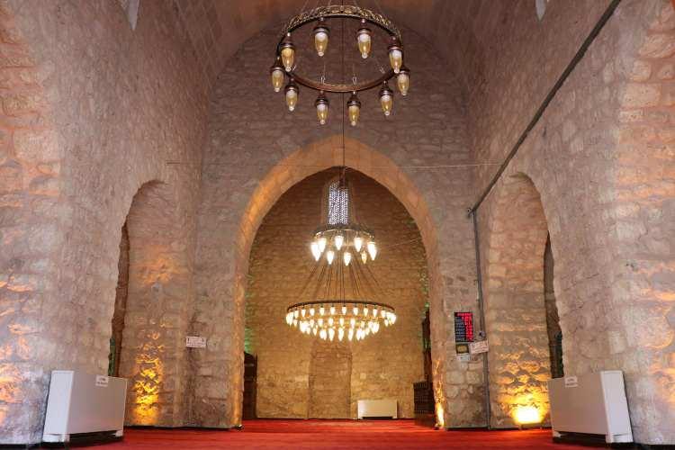 <p>Siirt'te girişindeki kitabeye göre 1129'da yaptırılan Selçuklu mimarisinin özelliklerini taşıyan ata yadigarı cami, yıllara meydan okuyor.</p>

<p>Dikdörtgen prizma kaide üzerine yuvarlak gövde mimarisi ile inşa edilen ve yukarıya doğru incelen minaresinin her dört yanında Kufi yazı türüyle Hazreti Muhammed ve dört halife Hazreti Ebubekir, Hazreti Ömer, Hazreti Osman ve Hazreti Ali'nin isimlerinin nakşedilmesi dikkati çekiyor.</p>

<p> </p>
