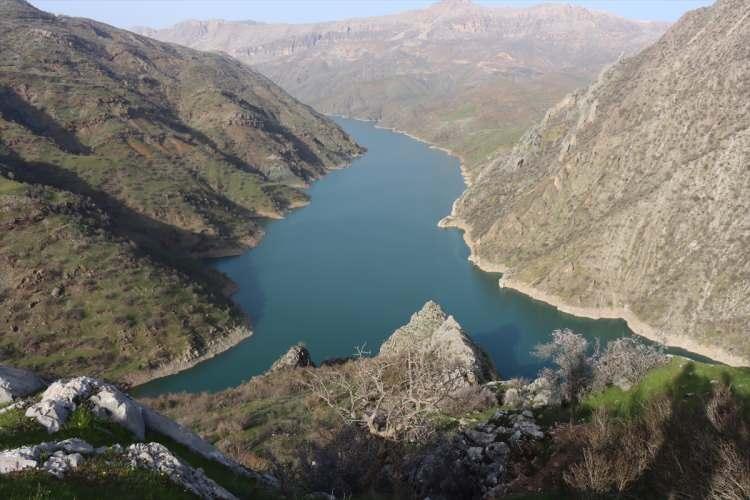 <p>Burası da bunlardan birisi. Aynı zamanda bölgede çeşitli seramik parçaları da tespit ettik. </p>
