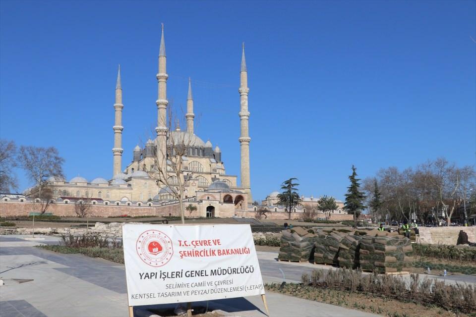 <p>Ziyaretçilerin meydan projesi ve restorasyon çalışmalarını dahi takip ettiğini ifade eden Soytürk, "Şu haliyle bile yerli ve yabancı ziyaretçiler hayranlıkla meydanı izliyor. </p>
<p> </p>