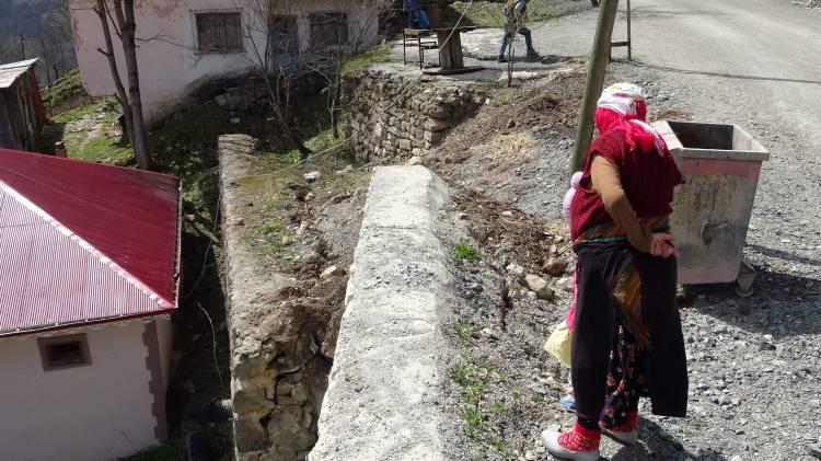 <p>Konuyla ilgili açıklama yapan Çayırbağı-Gülcana Mahallesi muhtar vekili Muhammet Uzunali, yaşanan heyelanın ardından bazı evlerin boşaltıldığını belirterek ”Yolumuz 1974 yılında yapıldı. 10 yıl önce burada afet oldu. Gelip baktılar ancak hiçbir şey yapılmadı. </p>

<p> </p>
