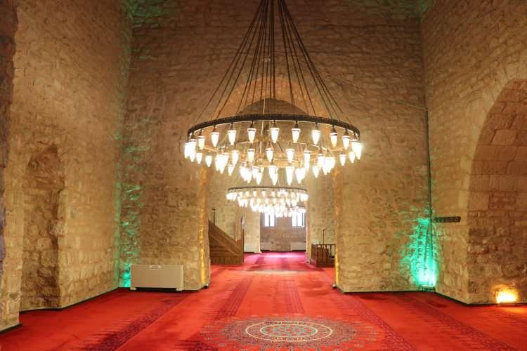 <p>Caminin 3 ana kubbeden oluştuğunu ve arka bölümünün tonoz şeklinde tasarlandığını aktaran Obut, caminin yazın serin, kışın sıcak bir ortam sunduğunu belirtti.</p>

<p>Caminin ön tarafında 3 büyük, arka tarafında ise 2 küçük mihrap bulunduğunu bildiren Obut, "Geçmişte ön taraftaki büyük mihrapta namaz kıldırılırken sağ ve sol taraftaki mihraplarda ise ders verildiği belirtiliyor. Arkadaki küçük mihrapların özellikleri de sübyan şeklinde tasarlanmış, çocukların camiye alışmaları için kullanılmış. Ecdadımız o günkü bu ayrıntıyı düşünmüştür." ifadelerini kullandı.</p>

