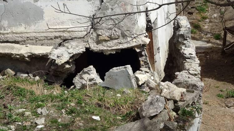<p>Bazı evlerde de yer yer çatlaklar olması tehlikenin boyutunu gözler önüne sererken, Kaymakamlık tarafından alınan kararla kayan sahada bulunan cami tehlike arz ettiği için cuma namazı, teravih namazı ve vakit namazları kılınamıyor.</p>
