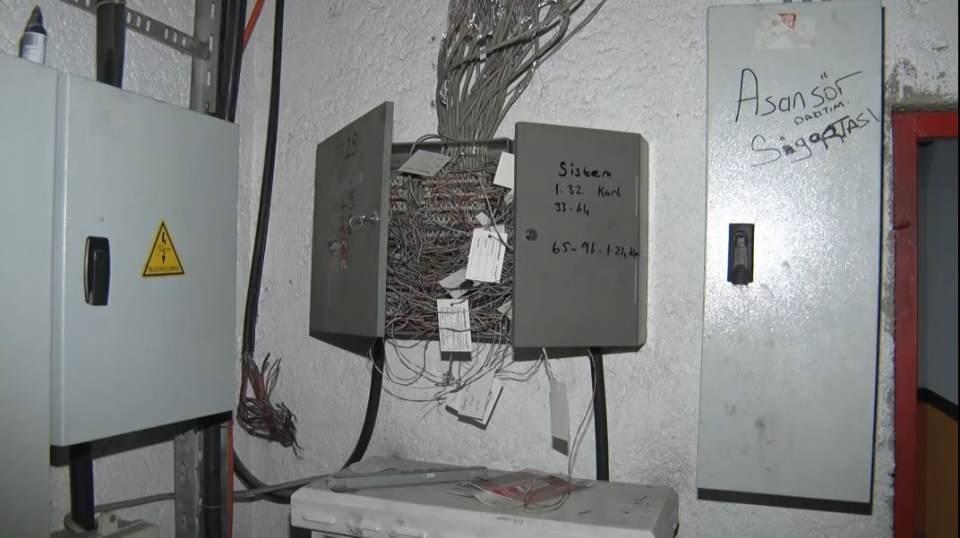 <p><strong>“Elektrik kesintisi oldu, bir baktık soyulmuşuz”<br />
​</strong><br />
Yönetici yardımcısı Muharrem A., “Binamızda elektrik kesintisi oldu. Biz şebeke kaynaklı sandık ama aşağı inip kontrol edince tesisatın, topraklama hattının sökülmüş olduğunu gördük. Hırsız neredeyse 3 saat çalışmış burada. Biz enerji odasına girince fark ettik ki kapaklar falan açık, kablolar yok. </p>
