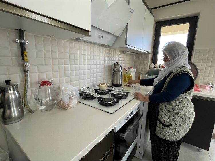 <p>Konutların dağıtımı konusunda vatandaşları Kaymakamlığa çağırdıklarını kaydeden Vural, "Haritayı önlerine serdik. İsteyene istediği yerde, komşuları ve aileleriyle birlikte oturma imkanı sunduk. Komşuluk ilişkileri özellikle dikkate alındı." dedi.</p>

<p> </p>
