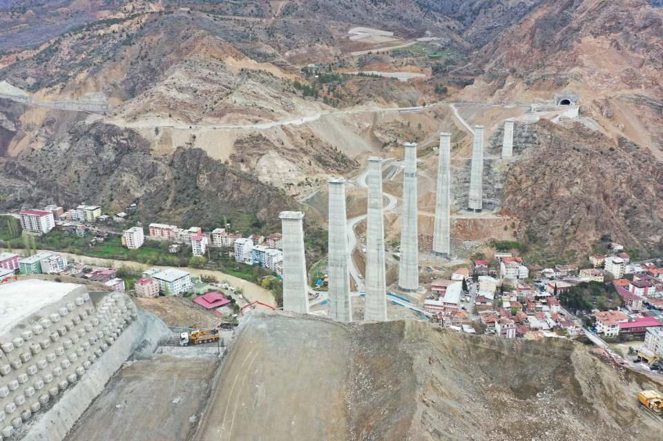 <p>Viyadüğün diğer orta ayaklarının yükseklikleri ise 21,14 metre, 89,79 metre, 136,96 metre, 147,13 metre, 142,05 metre, 133,47 metre, 100,63 metre ve 45,80 metre oldu. A1 ve P1 ayakları dışındaki tüm ayakların imalatları tabliye seviyesinde tamamlanırken, çalışmaların Yusufeli Barajı'nın su tutma programından bağımsız hale getirildiği ve tabliye çalışmalarının devam ettiği kaydedildi. Öte yandan tamamlanan yollar, tüneller ve viyadükler dron ile havadan görüntülendi. </p>