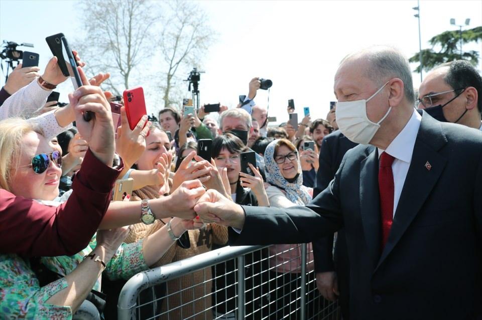 <p>Türkiye Cumhurbaşkanı Recep Tayyip Erdoğan, cuma namazını İstanbul'un fethinin sembolü Ayasofya-i Kebir Cami-i Şerifi'nde kıldı.</p>
