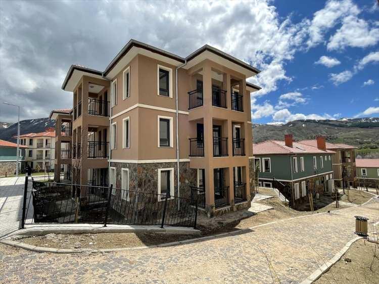 <p>Herkes daha önce evinin bulunduğu yerde yeni evini aldı. Komşularımız aynı. Bu yüzden başta Kaymakamımız olmak üzere emeği geçen herkese çok teşekkür ediyorum. İlçenin turistik yapısına uygun evler inşa edildi."</p>