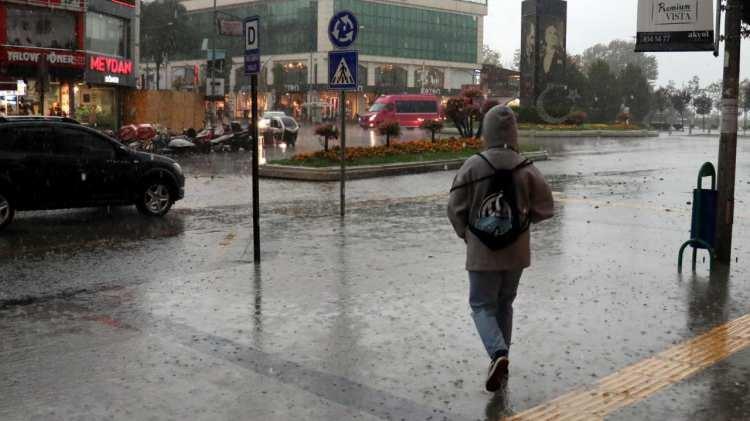 <p> Yalova<br />
Pazartesi ve salı - Sağanak yağışlı</p>