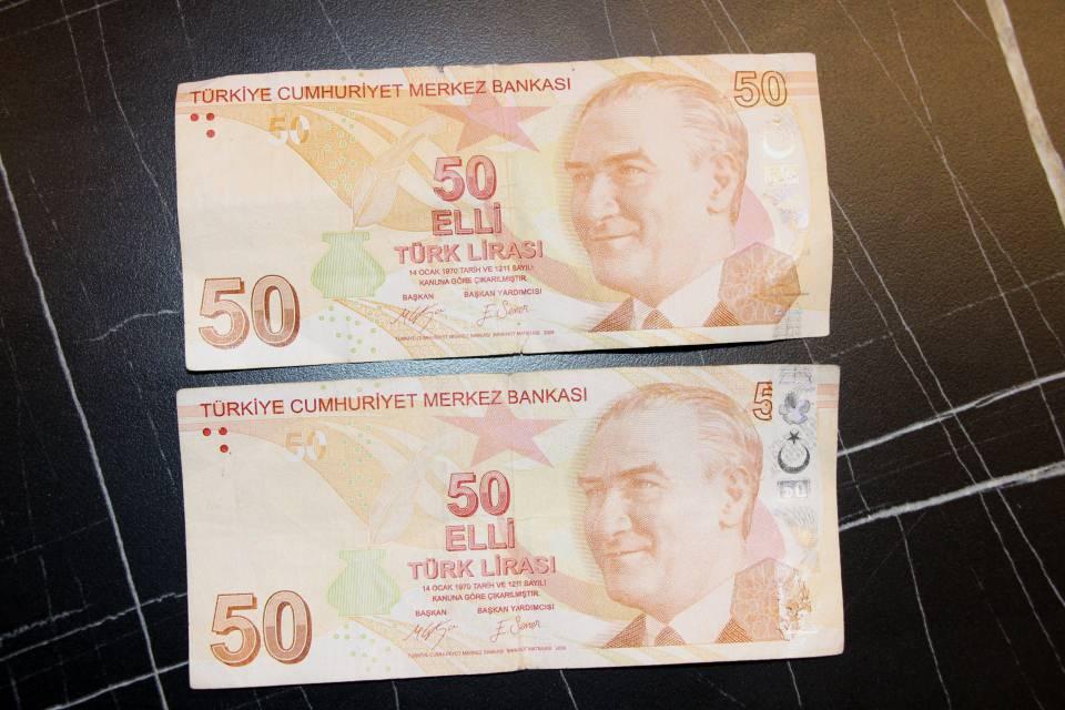 <p>Bir müşteri geldi ve siparişin ücretini aldım. 50 TL'nin sıfır rakamının olmadığını fark ettim. Sahte mi diye kontrol ettim. Müdürümüze konuyu bildirdim. Sıfırı olmayan 50 TL haberlerini görmüştüm. Bu konuda biraz araştırma yaptım. Koleksiyon olarak saklıyoruz. Satmaya niyetimiz yok ama güzel bir teklife satabiliriz. En son sıfırı olmayan paraya 75 bin TL istenmişti galiba. Ondan aşağı bir fiyata satmayı düşünmüyoruz. Ondan daha yüksek bir fiyata satabiliriz. Bizim için ilginç bir anı oldu. Şaşkınız şuan" dedi.</p>
