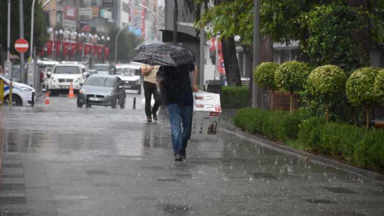 <p> Trabzon<br />
Pazartesi, salı ve çarşamba - Sağanak yağışlı</p>