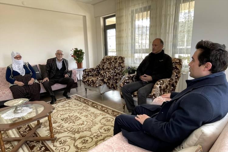 <p><strong>Vatandaşların evlerinden memnun olduğunu ifade eden Vural, şöyle konuştu:</strong></p>
<p>"Vatandaşlarımız güvenli ve sağlam evlerinin anahtarlarını ramazan itibarıyla almaya başladı. Elektrik, su, doğal gaz aboneliklerini alıyorlar. </p>