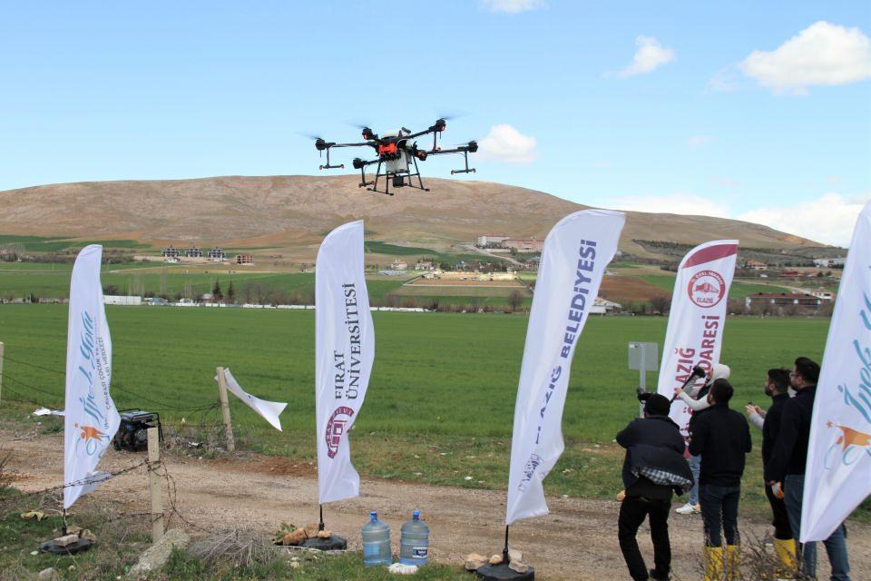 <p> Elazığ İpek Yolu Çocuk ve Gençlik Çalışmaları Merkezi tarafından Türkiye’de ilk defa dron ile tarım arazileri ilaçlandı. Genç çiftçilerin hizmetine ücretsiz bir şekilde sunulan proje, ilk etapta kent merkezi ve ilçelerinde uygulanacak.</p>
