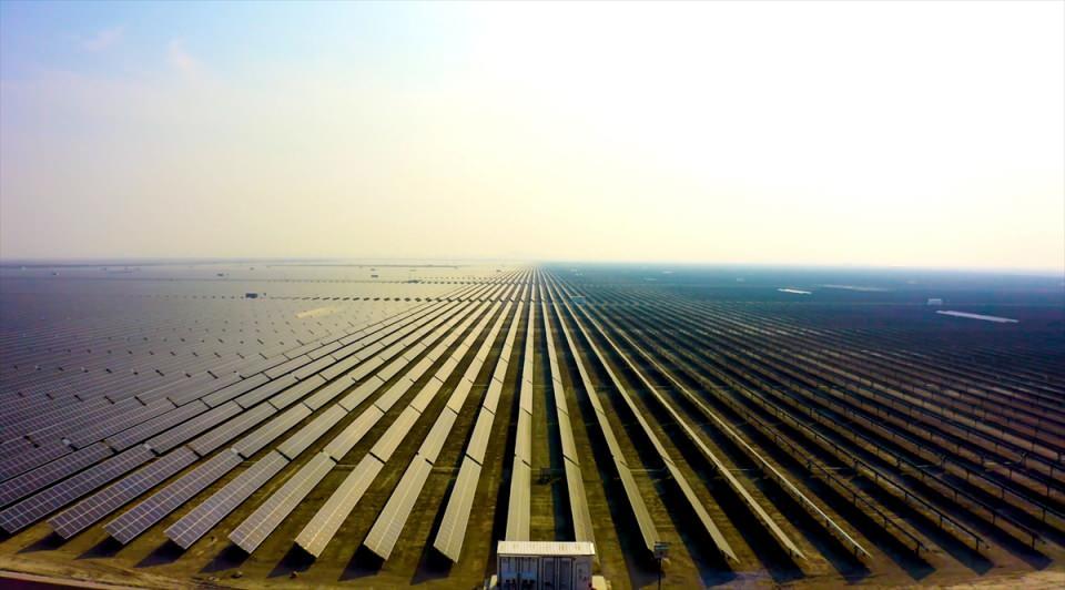 <p>Milli Enerji ve Maden Politikası ile Türkiye'de hayata geçirilen kurulu gücün neredeyse tamamına yakınının yenilenebilir enerji kaynaklarından sağlandığını hatırlatan Altunyaldız, enerji alanında kaynak çeşitliliğinin başarıyla hayata geçirildiğini kaydetti.</p>

<p> </p>
