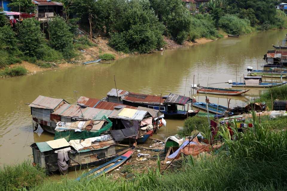 <p>Ailesiyle tekne evlerde yaşayanlardan İsa Sol, AA muhabirine, 10 yıldır hayatının teknelerde geçtiğini söyledi.</p>

<p> </p>
