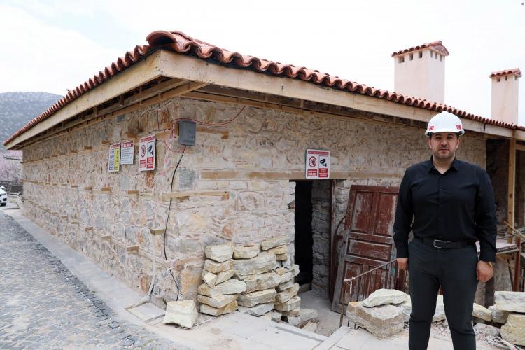 <p><strong>MÜZEDE SERGİLENECEK</strong></p>
<p>Antalya Valiliği Kültür Varlıkları Birim Müdürü Cemil Karabayram, konağın kendine has mimarisi olduğunu belirtti. Güçlendirme ve restorasyon çalışmalarının devam ettiğini anlatan Karabayram, “2020 yılında başladık ve bu yıl bitirmeyi planlıyoruz. Osman Yüksel Serdengeçti'nin bu konağı, müze ve kütüphane olarak hizmete sunulacak. Restorasyon sırasında gizli bir bölmede okul anılarının yazılı olduğu defterler ve 'Akseki Müftülüğü' mührü ve çok sayıda belge de gün yüzüne çıktı" dedi.</p>