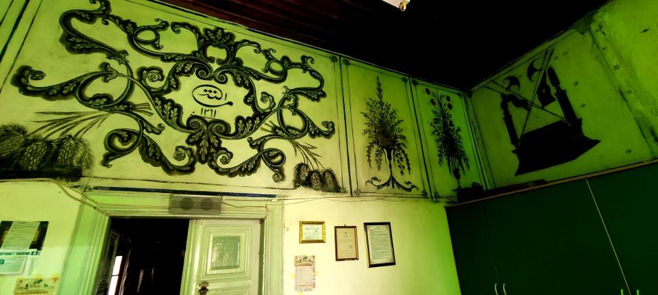 <p>Süslemeler diğer camilere oranla farklı olunca tarihi camiyi görmek için çok sayıda yerli ve yabancı turist köye geliyor.</p>