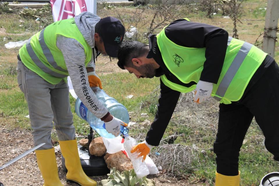<p>Bugün proje çerçevesinde alınan zirai ilaçlama dronuyla birlikte artık Elazığ başta olmak üzere 4 ilimizdeki genç çiftçilerimizin arazilerinde gerekli olan ilaçlamaları yapacağız. Bu projedeki amacımız, gençlerimizi kırsal alanda tarımsal faaliyetlere yönlendirmek, kırsal alanlarda değerli üretimler yapmalarını sağlamaktır. </p>

