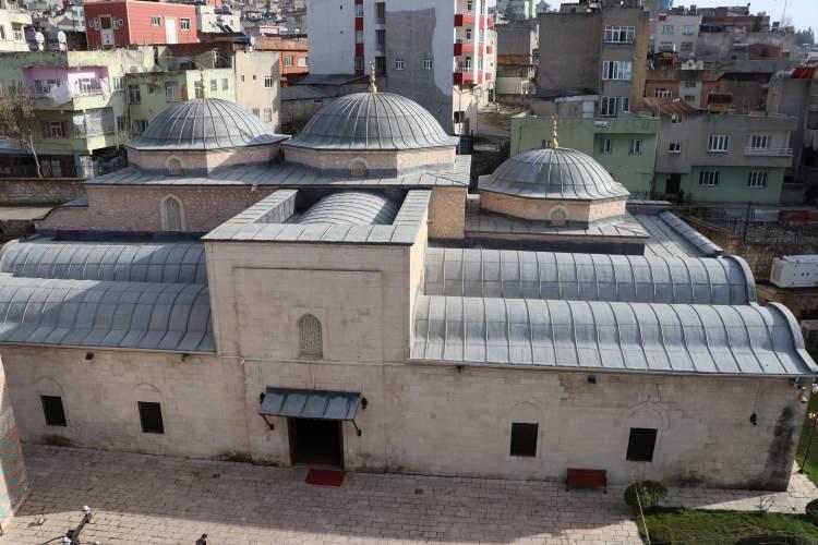 <p>Cami, dıştan kesme taş, içten ise etrafı Horasan harcı ile derz yapılan yığma taşlarla inşa edilmesi ve sadeliğiyle ilgi görüyor.</p>
