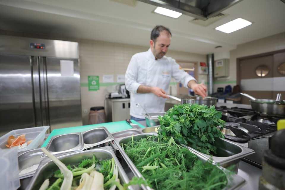<p>Anadolu sofralarını yüzlerce yıldır donatan ramazan yemekleri, İzmir Ekonomi Üniversitesi (İEÜ) Modern Mutfak Sanatları ve Gastronomi Bölümü mutfağında günümüze Ege otlarının lezzetiyle uyarlanıyor.</p>
