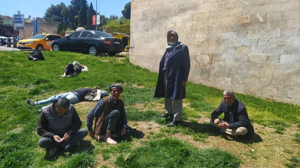 <p>Doğu Anadolu Bölgesinin büyük kısmı kar ile mücadele ederken Türkiye'nin en sıcak illeri arasında yer alan Şanlıurfa’da hava sıcaklığı önceki haftalara göre yaklaşık 10 derece daha yükselerek 19 dereceyi buldu. </p>
