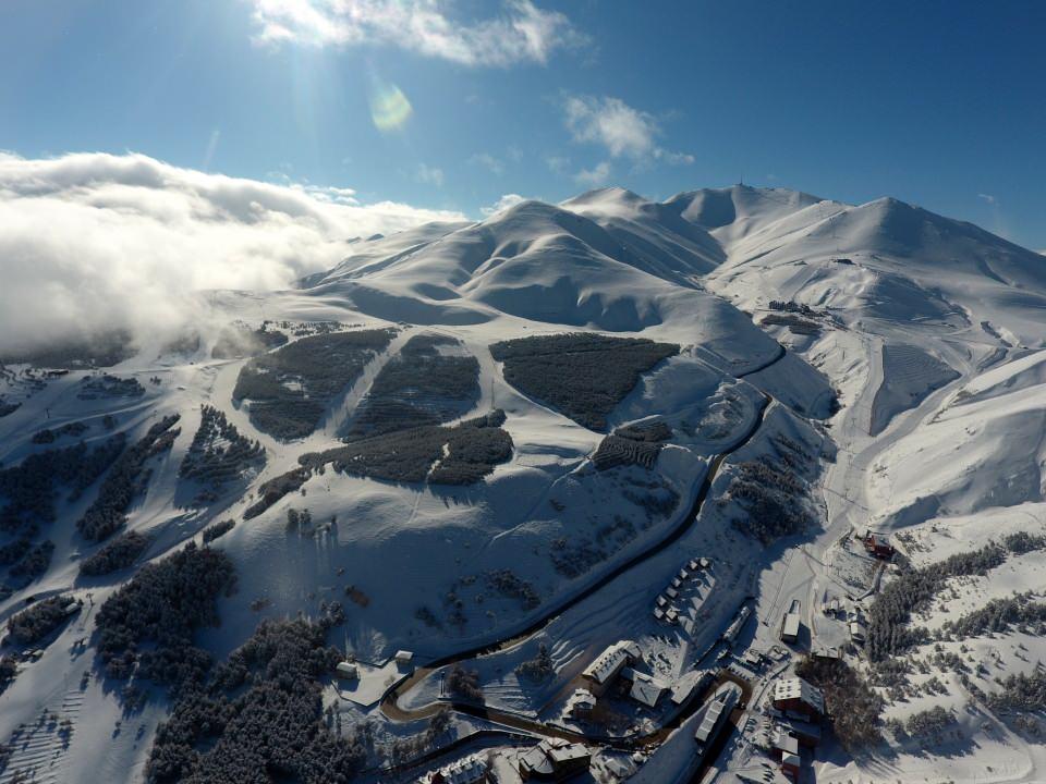<p>Erzurum’da dün akşam saatlerinde etkili olan kar yağışı kenti ve yüksek kesimleri beyaza bürüdü. </p>
