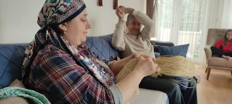 <p>Bursa'da can sıkıntısından evde çanta örmeye başlayan çiftin çantaları büyük talep görüyor.</p>

