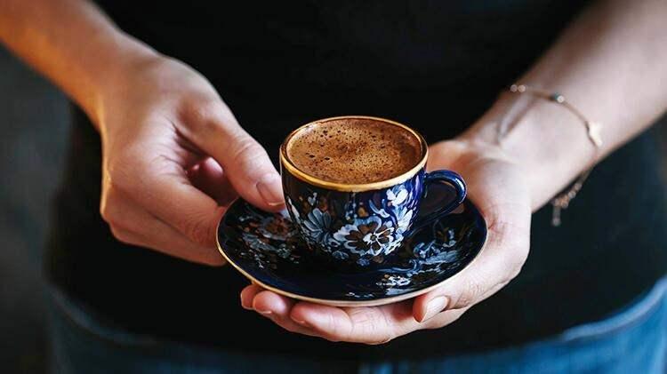 <p><span style="color:#000000"><strong>Beklemediğin bir anda sana uzatılan kahve başkadır. Isıtır insanın içini...</strong></span></p>
