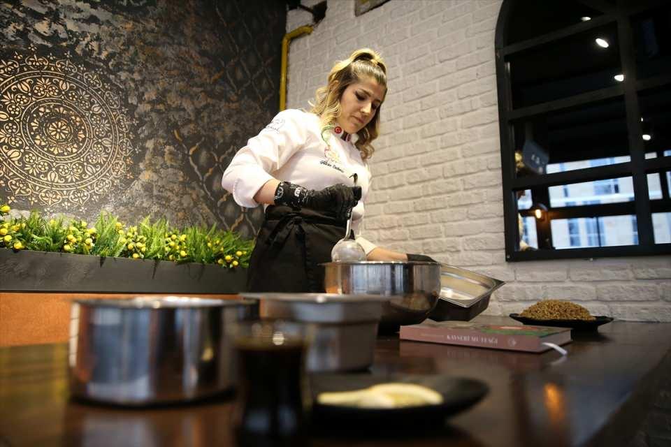 <p>Aslında 'nevzine yapmak' değil, 'nevzine basmak' diyoruz biz. Tepsiye gücümüzü vererek bastırdıktan sonra standart bir şerbetin içine pekmez ilave ediyoruz. </p>
