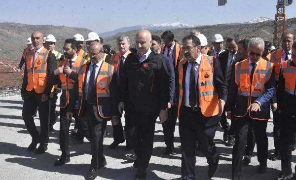 <p>Dik yokuş ve keskin virajla aşılan Eğiste Deresi geçişindeki ulaşım rahatlayarak, bu bölge artık sürücülerin korkulu rüyası olmaktan çıkarak trafik, can ve mal güvenliği en üst seviyeye yükselecektir.</p>
<div> </div>
<div> Üç kıtanın ortasında bir köprü konumunda olan ülkemizin stratejik konumunun gereği olarak tüm ulaşım sistemlerimizi önce birbirlerine sonra da dünyaya entegre ediyoruz. Yeni planlamalarımızı da buna uygun şekilde hazırlıyoruz. Geçit vermeyen dağları tünellerle vadileri köprüler, viyadüklerle aşıyoruz' diye konuştu.</div>