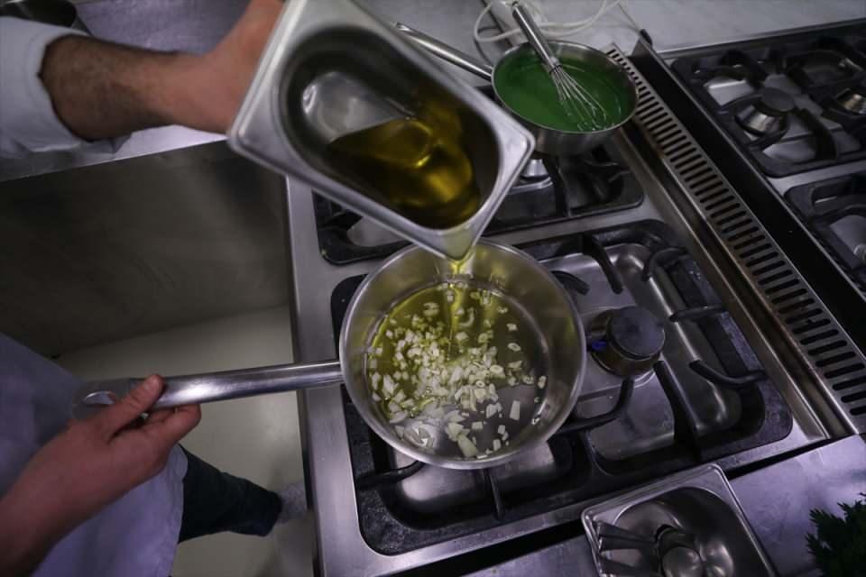 <p>İzmir Ekonomi Üniversitesi Mutfak Sanatları ve Gastronomi Bölümü Koordinatörü Şef Tolga Kamiloğlu, AA muhabirine, gastronomi ve aşçılık eğitimleri sayesinde geleneksel yemekleri modern yorumlarla buluşturduklarını söyledi.</p>

<p> </p>
