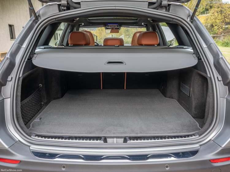 <p>Yeni Mercedes-Benz C-Serisi All-Terrain, Türkiye’de 1.387.000 TL’den başlayan fiyatlarla satışa sunuldu.</p>
