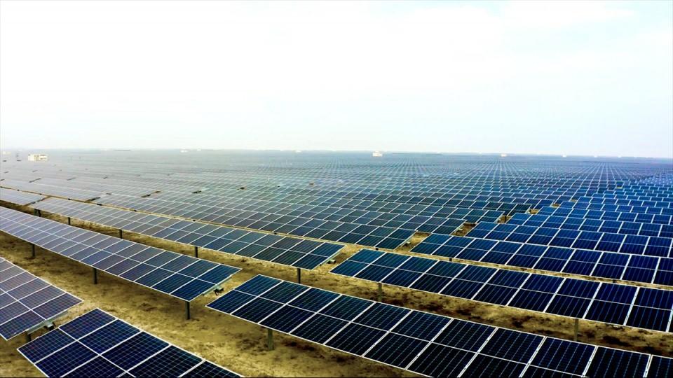<p> Toplamda 3 bin kişilik yüksek nitelikli istihdamı ortaya çıkarıyoruz. Karapınar GES tamamlandığında yıllık 2 milyon tonun üzerinde karbon emisyonunun önüne geçeceğiz. </p>
