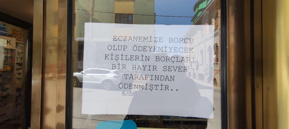 <p>Borçlarını ödeyen kişiye hayır dua eden vatandaşlar, "Eczaneye borcumuz vardı. Bir hayırsever gelip borçları ödemiş. Kendisinden Allah razı olsun" dedi.</p>
<p> </p>