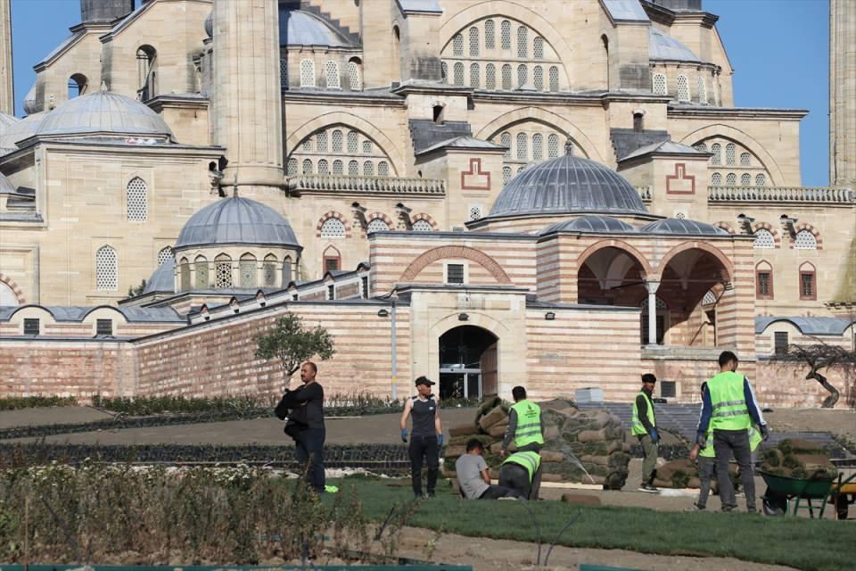 <p>Cumhurbaşkanı Recep Tayyip Erdoğan'ın talimatıyla geçen yıl ekim ayında başlanan Selimiye Camisi çevresinde çalışmaların kısa sürede tamamlanması bekleniyor.</p>
<p> </p>