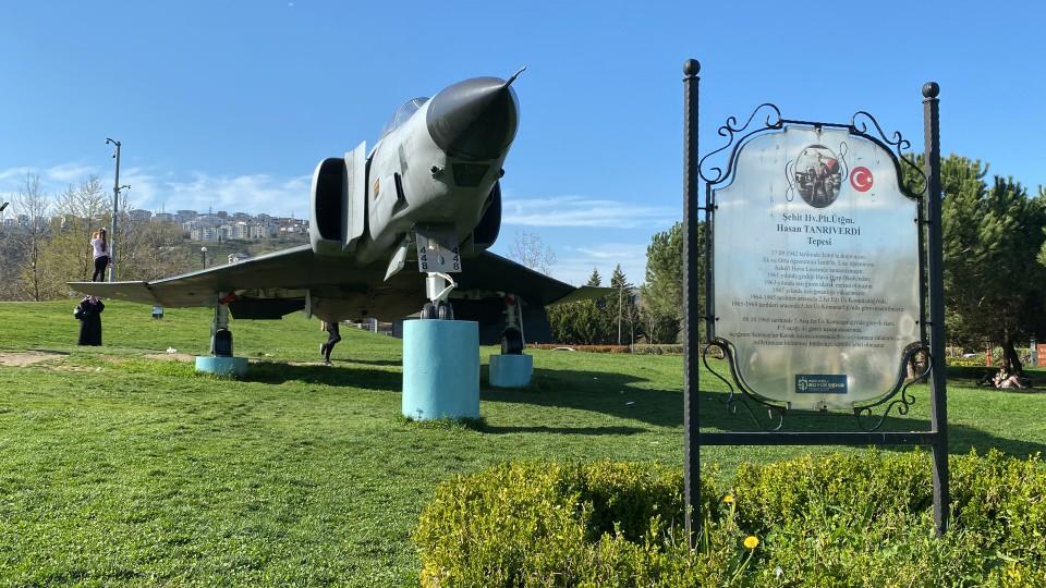 <p>İzmit Seka Park Sahili’nde bulunan bir tepeye, 1968 yılında görev uçuşu sırasında Samsun’un Kavak ilçesinde uçağının düşmesi sonucu şehit olan İzmit doğumlu Şehit Havacı Pilot Üsteğmen Hasan Tanrıverdi’nin ismini yaşatmak için şehidin adı verildi. </p>
