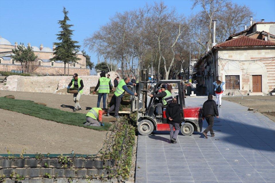 <p>Edirne'de düzenleme çalışmaları sona yaklaşan Selimiye Meydanı'nın çim alanları oluşturuldu.</p>

<p> </p>
