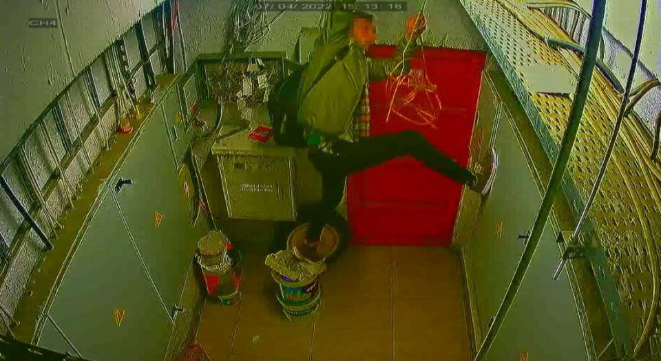 <p>Kağıthane polisi saatlerce bekleyerek yakaladı<br />
​<br />
Bunun üzerine sokakta çalışmalara devam eden polis ekipleri, şahsın çaldığı malzemeleri Şişli İzzetpaşa Mahallesi’ndeki bir hurdacıya satabileceği bilgisini aldı. </p>
