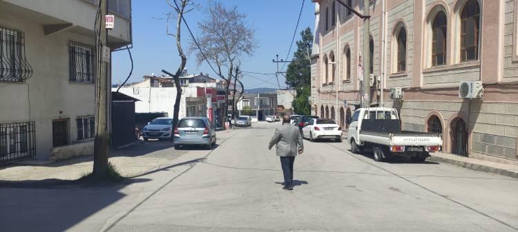 <p>Böyle bir olayla ilk kez karşılaştıklarını belirten eczacılar ise, "Hayırsever bir anda ortaya çıktı. Borcu olup da ödeyemeyenlerin listesini istedi. Biz de çıkarttık. Veresiye defterinde ismi olanların bakiyelerini ödeyerek ismini açıklamadan ayrıldı. İnşallah böyle hayırseverlerin sayısı artar" şeklinde konuştu.</p>