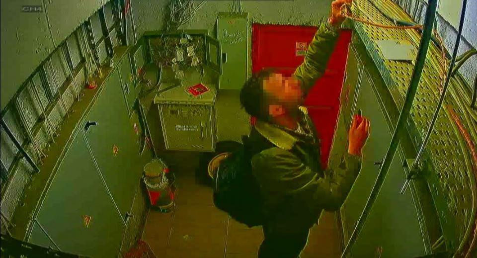<p>Edinilen bilgiye göre bina yöneticisi Nihat T. ve yardımcısı Muharrem A. saat 16.30 sıralarında apartman sakinlerinden elektrik kesintisi olduğu bilgisini aldı.</p>