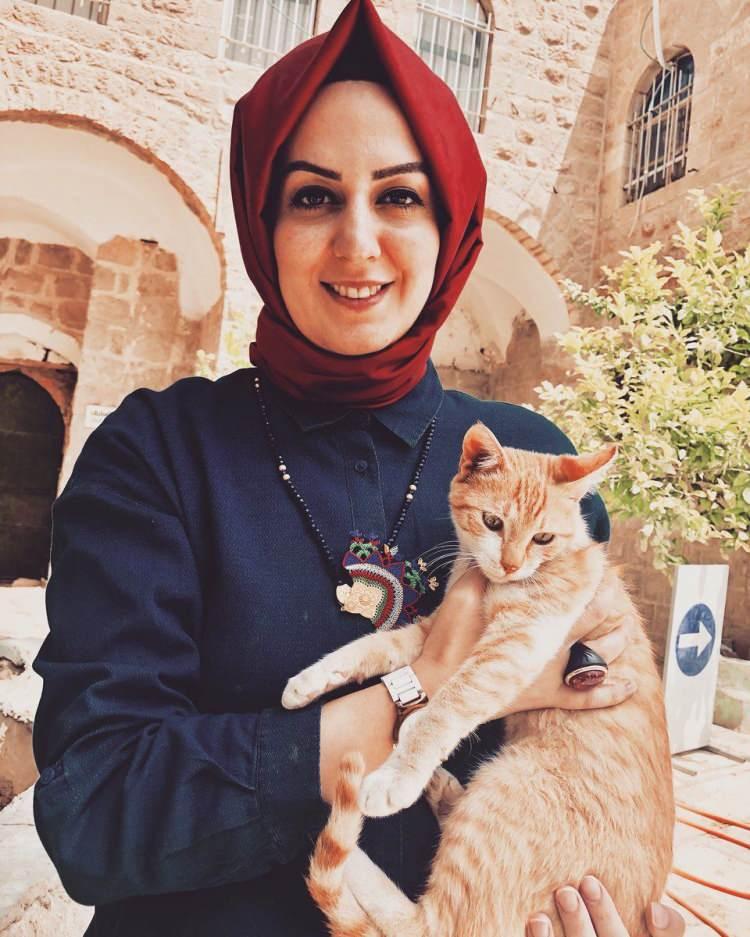 <p><strong>Haberlerin yayılması ardından Abdülhamit Han'ın beşinci kuşaktan torunu olan Nilhan Osmanoğlu'ndan dikkat çeken bir açıklama geldi. Nilhan Osmanoğlu, Yıldız Sarayının yağmalanma olayını hatırlatarak bu değerli eşyaların o yıllarda alınıp yurt dışına çıkarıldığını söyledi. Osmanoğlu, bu durumun basit bir magazin gündeminden uzakta ciddi bir kriz olduğunu şu sözlerle açıkladı: </strong></p>
