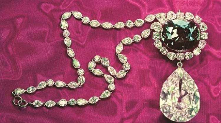 <p><strong>Elmas Hindistan madenlerinden çıkarıldı. İlk sahibi ise Osmanlı padişahı 2. Abdülhamit oldu. Ancak mücevherin nasıl el değiştirdiği bilinmiyor. Mücevher 1900 yıllarının başında McLean ailesine Pierre C.Cartier tarafından satılıyor. Ailenin ölümü ardından elmaslar  Amerikalı kuyumcu Harry Winston tarafından alınıyor. Tüm bu bilgiler yıllarca gizli tutuldu.</strong></p>
