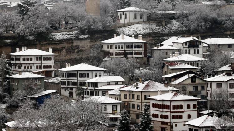 <p> Karabük<br />
Pazartesi - Kuvvetli yağmurlu<br />
Salı ve çarşamba - Kar yağışlı</p>
