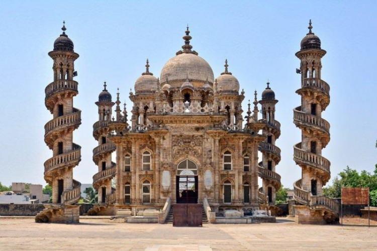 <p><strong>MAHABAT MAQBARA TÜRBESİ- HİNDİSTAN</strong></p>
<p>Hindistan'ın Junagadh şehrinde bulunan Mahabat Maqbara, aslında bir cami değil fakat ilginç mimarisi nedeniyle listemizde yer alıyor. Mahabat Maqbara, Vezir Bahaduddinbhai Hasainbhai'nin türbesi olarak hem İslam hem de Hinduizm mimarisinin bir araya getirilmesi eşsiz bir yapının örneğidir.</p>