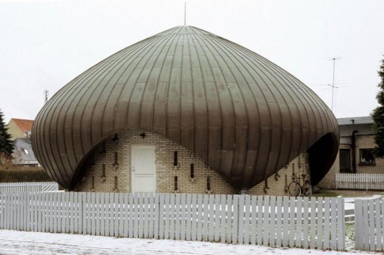 <p>NUSRAT JAHAN CAMİİ- DANİMARKA</p>
<p>Danimarka nüfusunun yüzde 4'ünü oluşturan Müslümanların 1967 yılında Kopenhag'ın eteklerinde inşa ettikleri Nusrat Jahan Camii, Danimarka'nın ilk camisidir. 120 kişi kapasiteli cami, Ahmediye Cemaatinin desteğiyle yapılmıştır.</p>